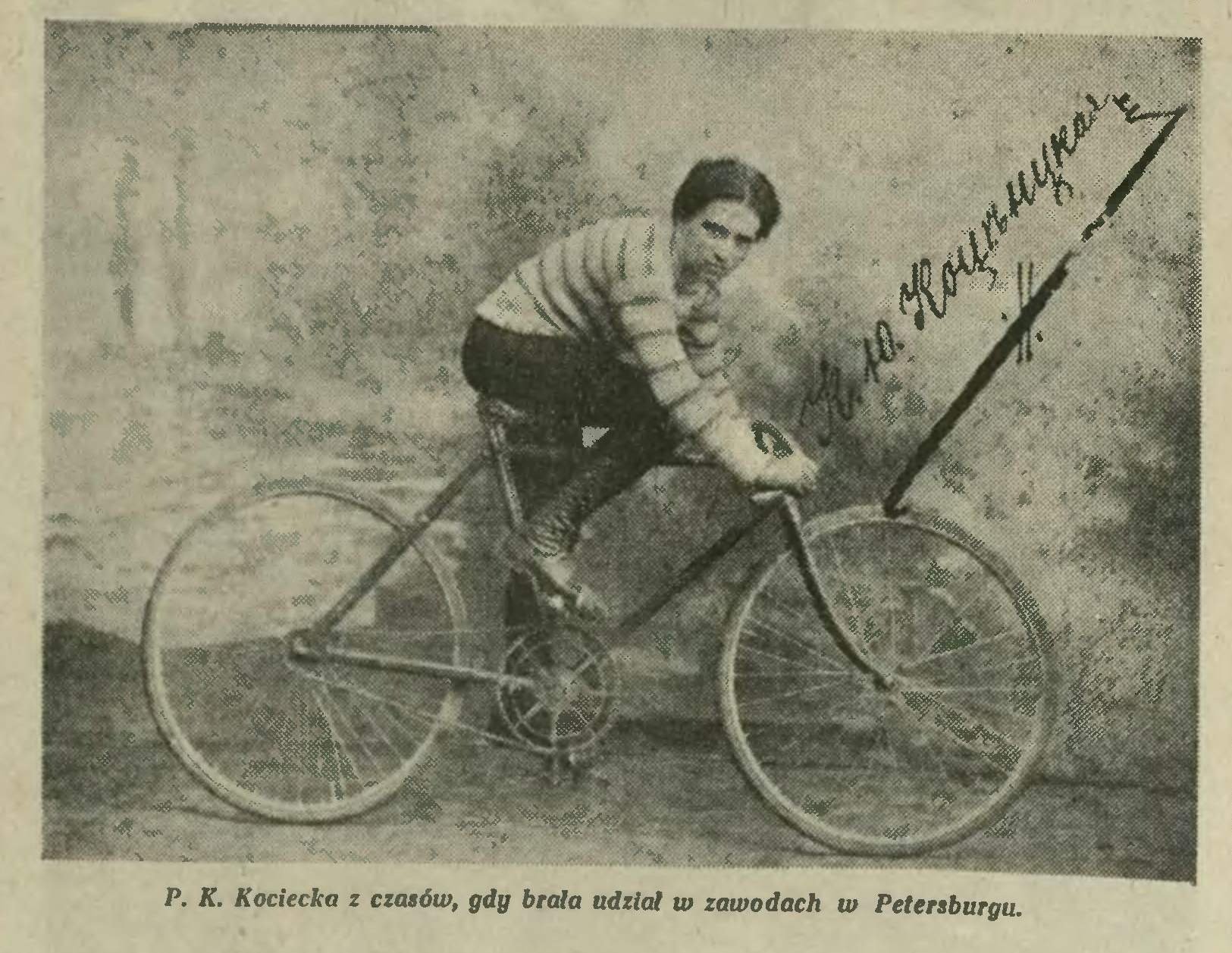 Archiwalne zdjęcie prasowe: Karolina Kocięcka pochylona nad kierownicą roweru wyścigowego. Podpis pod zdjęciem: „P. K. Kociecka z czasów, gdy brała udział w zawodach w Petersburgu”.